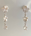 BRINCO PENDURADO ESTRELA CONFECCIONADO EM OURO BRANCO 18K 750, COM ZIRCONIA BRANCA, PESO: 2,2g, VALOR DE MERCADO: R$ 1.000,00