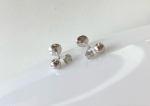 BRINCO BOLINHA CONFECCIONADO EM OURO BRANCO 18K 750, COM ZIRCONIA BRANCA, PESO: 0,3g, VALOR DE MERCADO: R$ 400,00