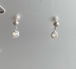 BRINCO PENDURADO CONFECCIONADO EM OURO BRANCO 18K 750, COM ZIRCONIA BRANCA, PESO: 0,5g, VALOR DE MERCADO: R$ 500,00