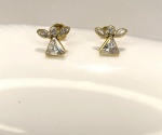 BRINCO ANJO CONFECCIONADO EM OURO AMARELO 18K, COM ZIRCONIA BRANCA, PESO: 0,8g, VALOR DE MERCADO: R$ 600,00