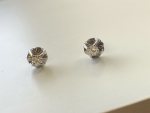 BRINCO SOLITÁRIO CONFECCIONADO EM OURO BRANCO 18K, COM 2 DIAMANTES COM 0,10Ct PESO: 1,4g, VALOR DE MERCADO: R$ 2.000,00