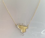 GARGANTILHA CONFECCIONADO EM OURO AMARELO 18K, COM PINGENTE MAPA DO BRASIL FOSQUEADO COM DETALHE EM OURO BRANCO 18 K, PESO: 5,6g, TAMANHO: 16, VALOR DE MERCADO: R$ 3.360,00