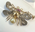 BROCHE ABELHA ESTILO TIFFANY VINTAGE CONFECCIONADO EM OURO ROSE E OURO BRANCO 18K, COM 2 DIAMANTES E 2 RUBIS NATURAIS, PESO: 2,0g, TAMANHO: 25mm.