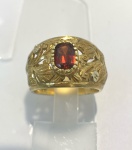 ANEL TODO TRABALHADO CONFECCIONADO EM OURO AMARELO 18K, COM 1 GRANADA CENTRAL COM APROXIMADO 1Ct, 5x7mm, PESO: 7,9g, TAMANHO: 17,  VALOR DE MERCADO: R$ 6,300,00