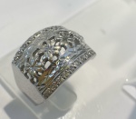 ANEL TODO TRABALHADO CONFECCIONADO EM OURO BRANCO 8K, COM 22 DIAMANTES 0,01 CADA TOTAL: 0,22Ct, PESO: 6,4g, TAMANHO: 22,  VALOR DE MERCADO: R$ 5.900,00