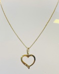 CONJUNTO CORRENTE VENEZIANA PINGENTE CORAÇÃO VAZADO E CONFECCIONADO EM OURO AMARELO 18K, COM 3 DIAMANTES DE 1 PONTO CADA, PINGENTE CORAÇÃO, PESO: 3,5g, TAMANHO DA CORRENTE VENEZIANA: 45cm. VALOR DE MERCADO: R$ 1.500,00