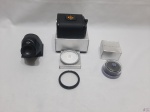 Peças da maquina Hasselblad 500, composto de caixa para filme, visor, botão de abertura e filtro de imagem.