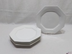 Jogo de 5 pratos rasos em porcelana Schmidt branca facetada. Medindo 28cm de diâmetro.