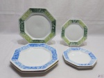 Jogo de 6 pratos em porcelana Schmidt facetada borda colorida. Medindo 3 rasos 28cm de diâmetro e 3 de sobremesa 21cm de diâmetro.