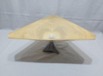 Fruteira, centro de mesa triangular em resina imitando mármore com pé em alumínio. Medindo 39,5cm x 39,5cm x 19,5cm de altura. Leve fio de cabelo.