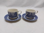 Par de xícaras de chá em porcelana inglesa azul e branca com pintura de pagode.