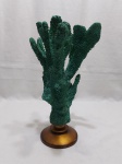 Enfeite na forma de coral resina verde. Medindo 33,5cm de altura.