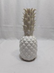Enfeite, vaso na forma de abacaxi em porcelana branca. Medindo 33,5cm de altura.