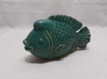 Enfeite na forma de peixe em porcelana verde. Medindo 24cm de comprimento x 15cm de altura.