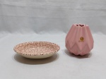 Lote de saboneteira em porcelana inglesa e pequeno vaso em porcelana rosa. Medindo o vaso 10,5cm de altura