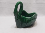 Enfeite, centro de mesa na forma de cisne em porcelana verde. Medindo 24cm x 17cm x 20,5cm de altura.