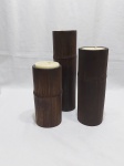 Jogo de 3 castiçais em bambu com velas brancas. Medindo a maior 30cm de altura x 8cm de diâmetro.
