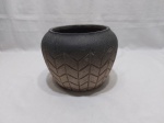 Cachepot, vaso em cerâmica desenhada, pintada. Medindo 22cm de diâmetro de bojo x 17cm de altura.
