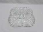 Prato de bolo pudim quadrado em cristal ricamente lapidado. Medindo 32cm x 32cm.