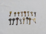 Lote de 18 chaves antigas para decoração. Medindo a maior 8cm de comprimento.