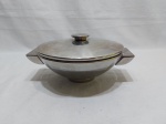 Sopeira com 2 alças e tampa em aço inox Alessi. Medindo 23,5cm de diâmetro x 9cm de altura.