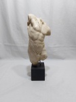 Escultura na forma de corpos masculino em gesso com base em madeira. Medindo 46cm de altura. Pesando mais de 3 kg.
