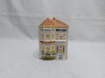 Linda caixa em forma de Casa em Porcelana da Avon. Medindo: 11,5cm x 10cm x 16,5cm de altura com tampa e 12,5cm de altura sem tampa.