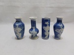 Lote de 4 miniaturas de vasos em porcelana azul floral. Medindo 10,5cm de altura.