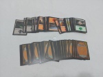 Lote com mais de 100 cartas sortidas do jogo Magic.