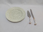 Prato de bolo em porcelana inglesa floral, faca de pão e espátula de bolo em aço inox com pega em porcelana. Medindo o prato 28cm de diâmetro.