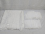 Linda Toalha de mesa Quadrada com 12 guardanapos. Peça tecido tipo cetim. Em perfeito estado de conservação. Medindo toalha: 180 cm x180 cm , guardanapo: 35 cm x 35 cm.