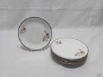 Jogo de 6 pratos de sobremesa em porcelana Renner Medaillon floral com friso prata. Medindo 17,5cm de diâmetro