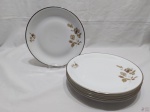 Jogo de 6 pratos rasos em porcelana Renner Medaillon floral com friso prata. Medindo 25,5cm de diâmetro