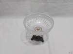 Pequena fruteira em cristal moldado com pé em prata 90 ricamente trabalhada com relevos, peça alemã. Medindo 15,5cm de altura x 14,5cm de diâmetro.