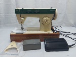 Antiga maquina de costura da Singer, modelo 966C, com base em madeira. Funcionando perfeitamente. Medindo 42cm x 20cm de base x 29cm de altura total.