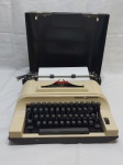 Maquina de escrever da Remington, modelo Ipanema, no estojo original, funcionando perfeitamente.