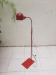 Luminária de pé em metal esmaltado vermelho da década de 70. Medindo 135cm de altura. Funcionando perfeitamente.