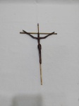 Crucifixo em metal dourado com cristo em madeira de jacarandá. Medindo 31,5cm de altura x 19cm de largura.