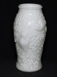 Antigo vaso em vidro opalinado na cor branca, estilo Art Déco, bojo decorado com pássaros, flores e folhagens em alto relevo. Borda com pequenos bicados. Med. 26 x 12cm.
