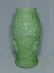 Antigo vaso em vidro opalinado na cor verde, estilo Art Déco, bojo decorado com pássaros, flores e folhagens em alto relevo. Borda com pequenos bicados. Med. 26 x 12cm.