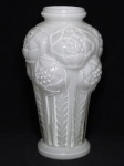 Antigo vaso em vidro opalinado na cor branca, estilo Art Déco, bojo decorado com flores e folhagens em alto relevo. Med. 26 x 14cm.