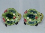 Dois pratos para sobremesa em cerâmica da Tchecoslováquia, forma de folhas decoradas com  morango, flores e folhagens em policromia. Marcados no fundo OTTO. Apresenta bicados no fundo. Med. 19 x 16cm.