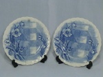 Dois pratos para pão em porcelana inglesa, decoração xadrez com flores e folhagens, bordas onduladas. Marcados no fundo, Trellis, Grindley. Diam. 17,5cm.
