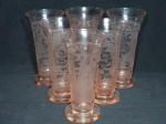 Seis copos altos em vidro translúcido rosa, decoração jateada na forma de rosas, base em grosso vidro circular. Alt. 17cm.