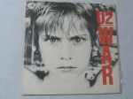 LP VINIL -  "U2 - War", Island, 1989. Na capa original. Disco não testado.