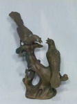 Escultura em bronze ao gosto oriental representando pássaros da boa sorte. Marcada no fundo. Necessita de limpeza. Alt. 21cm.