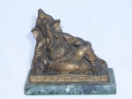 Escultura em bronze ao gosto oriental representando Ganesha, Deusa da Prosperidade, em repouso sobre pedra de mármore verde. Med. 17 x 19 x 9cm.