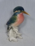 Belíssima escultura em porcelana bávara representando pássaro sobre galhos. Pássaro aplicado com policromia, estilo MEISSEN. Marcada no fundo AMS. Altura 13 cm.