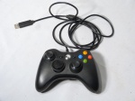 Joystick para computador com entrada USB, modelo alternativo ao joystick para Xbox 360. Ligando, porém não testado.