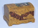Caixa de madeira no estilo indiano decorada com figuras de tigres na tampa, decoração mista. 15 x 22 x 17 cm.